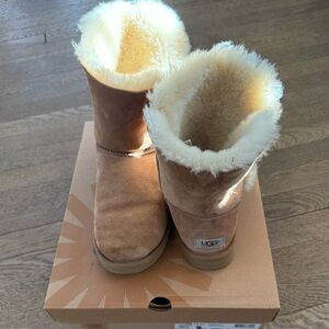 Womens UGG Classic Chestnut Sheepskin Boots size 10